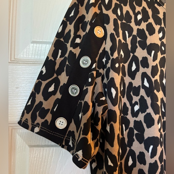Cheetah print women’s top - Picture 2 of 6
